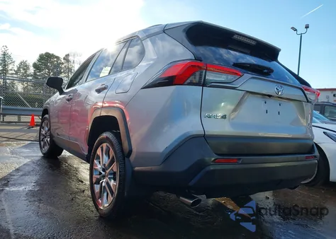2021 Toyota Rav4 Xle Premium z USA, uszkodzony, nr VIN 2T3A1RFVXMC182690